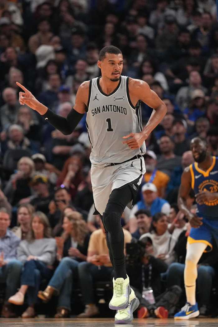 媒体人：文班亚马天赋顶级 他只要不受伤很快就会统治NBA